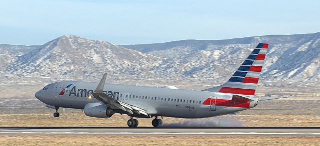 Boeing 737-800 (N951NN) - The former retro "Astrojet" Livery