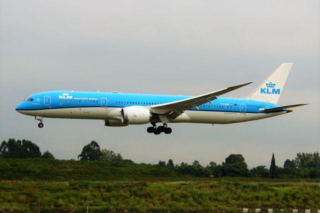 Boeing 787-9 Dreamliner (PH-BHE) - TIPS:Select full-size and wait for a while for better view.