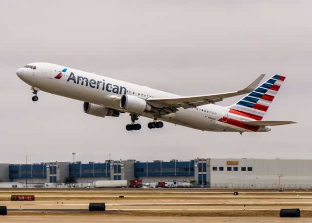 BOEING 767-300 (N393AN)