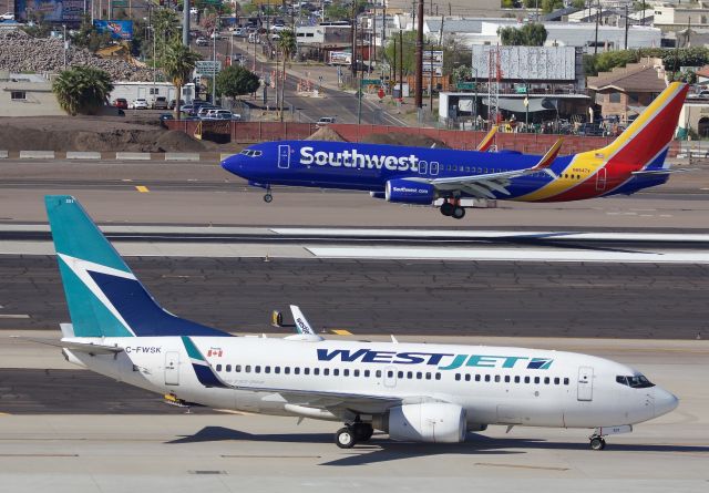 Boeing 737-700 (C-FWSK) - Arriving to Phoenix (Please view in "Full" for best image quality)