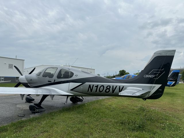 Cirrus SR-22 (N108VV)