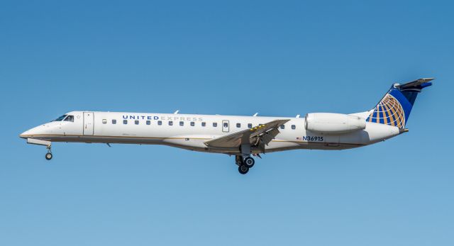 Embraer ERJ-145 (N36915)