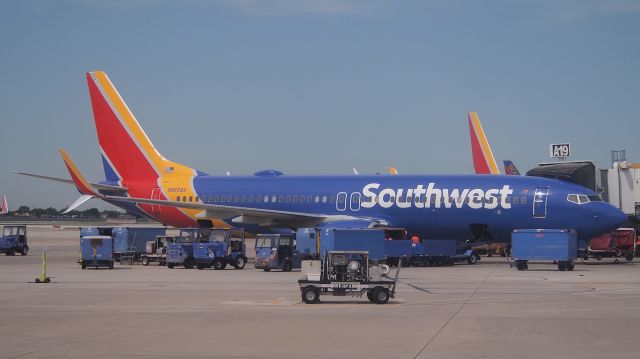 Boeing 737-800 (N8658A)