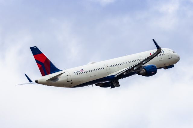 Airbus A321 (N360DN) - A Delta Airlines A321 taking off from PHX on 4/10/23. Taken with a Canon R7 and Tamron 70-200 G2 lens.