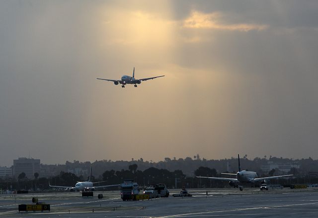 Boeing 777-200 (4X-ECB) - Early morning arrival to LAX, Los Angeles, California USA