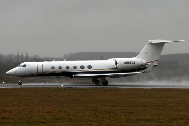 Gulfstream Aerospace Gulfstream V (N996GA) - Departing rwy 26 on 26-Feb-15 heading for KHPN.