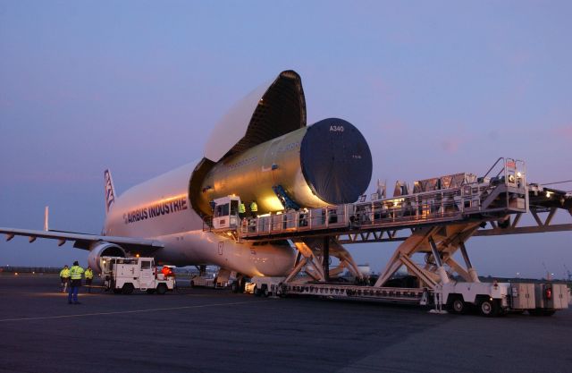 Airbus A330-300 (F-GSTB) - Chargement d'un tronçon de A340 dans le Bélouga avant un départ pour Toulouse