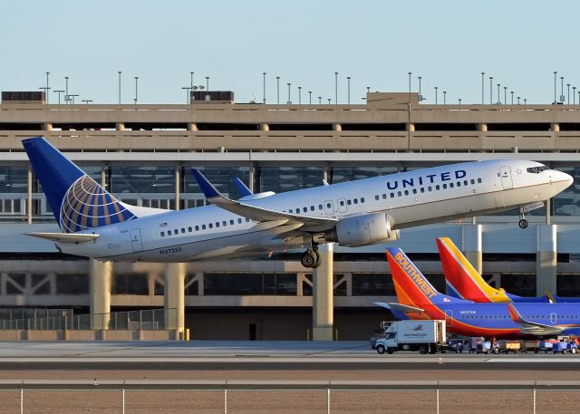 Boeing 737-800 (N37253)