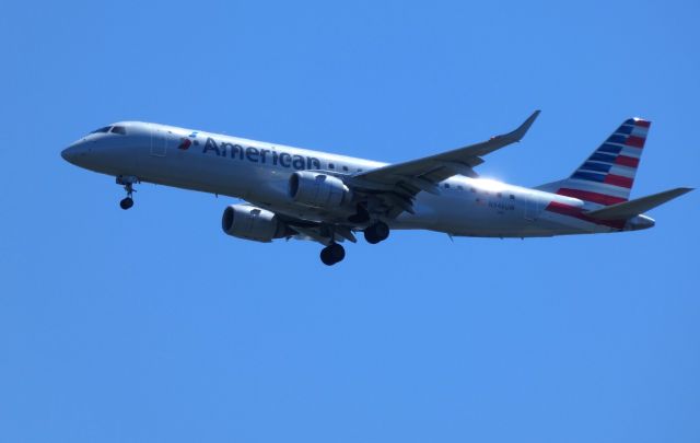 Embraer ERJ-190 (N946UW) - Shown here on approach is an American Airlines Embraer ERJ-190 in the Summer of 2018.
