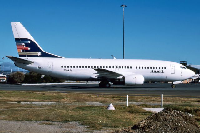 VH-CZA — - ANSETT AIRLINES OF AUSTRALIA - BOEING 737-377 - REG : VH-CZA (CN 23653/1260) - ADELAIDE INTERNATIONAL AIRPORT SA. AUSTRALIA - YPAD (13/2/1989)