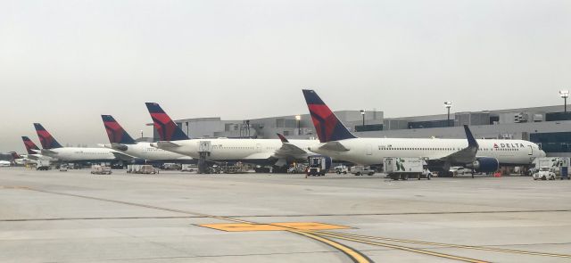 BOEING 767-300 (N178DZ) - Overview of the international terminal at Atlanta.
