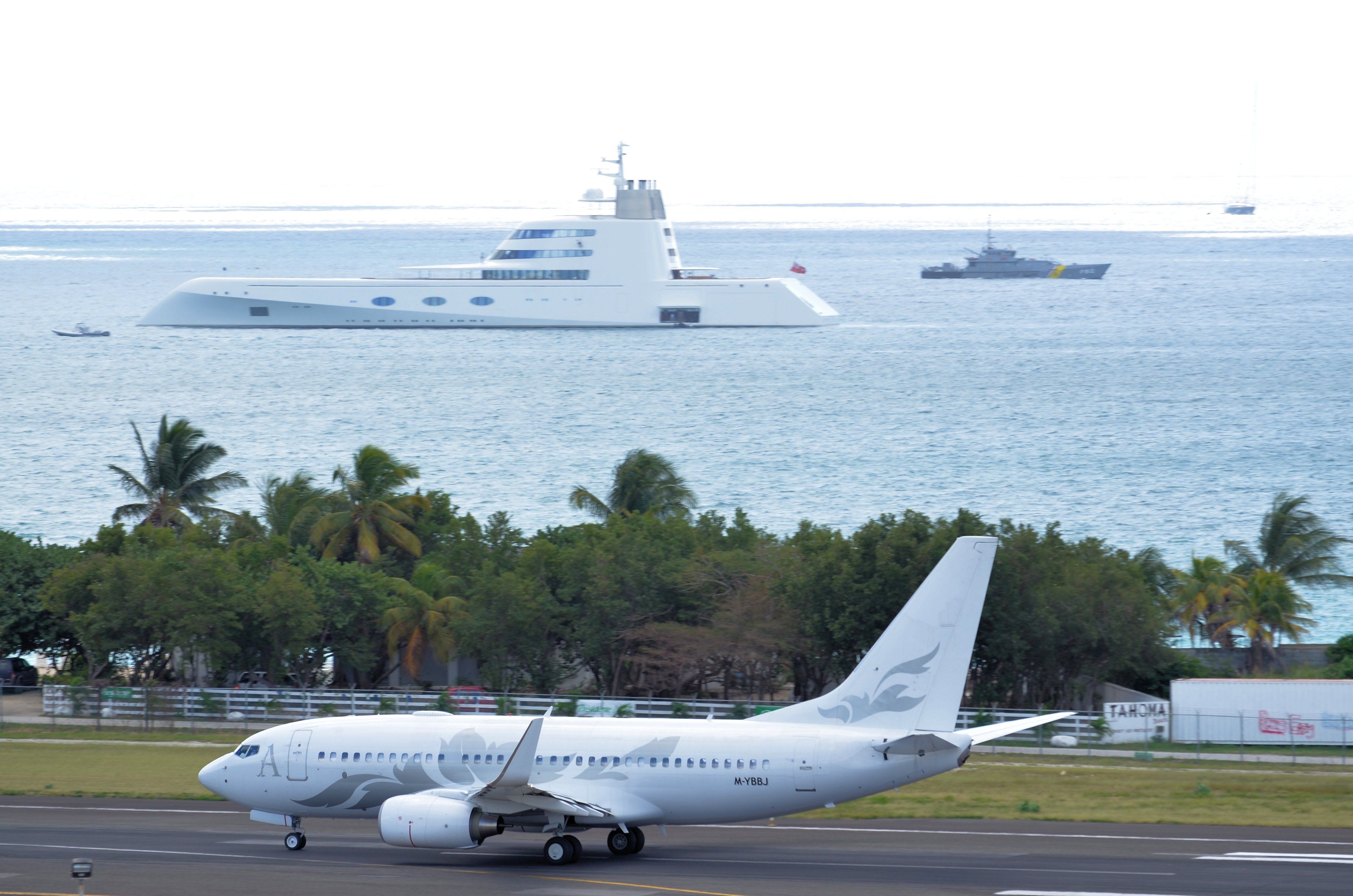 Boeing 737-700 (M-YBBJ) - Russian Billionaire Andrey Melnichenko Private jet taking off rwy 10 and his Yacht in the water chilling, all in one photo at the same time.