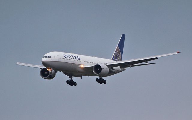 Boeing 777-200 (N77019) - united b777-224er n77019 diverting to shannon while routing heathrow to houston 12/1/19.