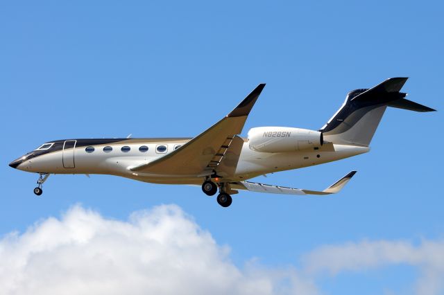 Gulfstream Aerospace Gulfstream G650 (N828SN) -  Very short final for runway 23 inbound from Salamanca (LESA/SLM). 