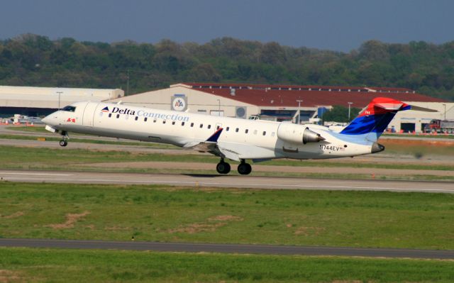 Canadair Regional Jet CRJ-700 (N744EV)