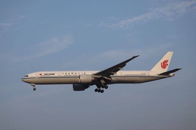 BOEING 777-300 (B-7869)