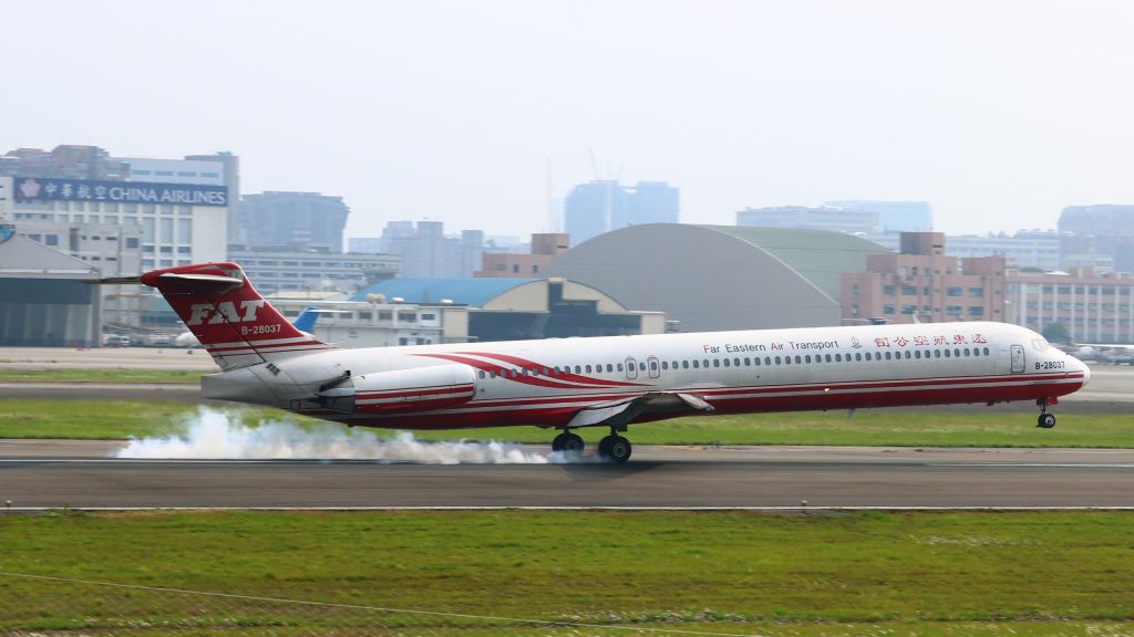 McDonnell Douglas MD-82 (B-28037)