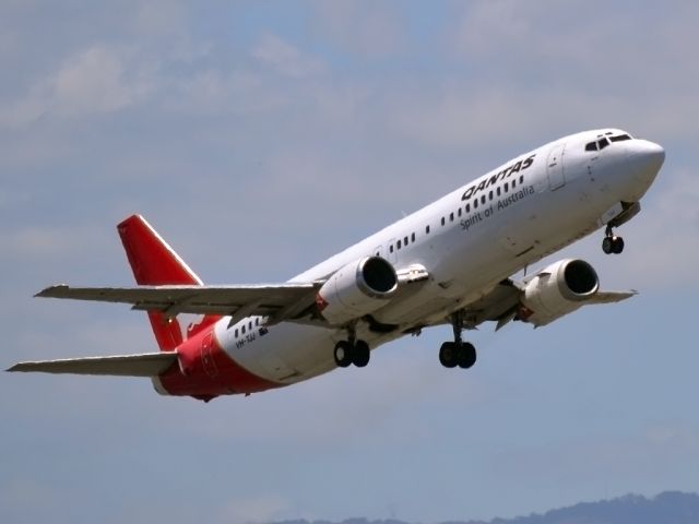 BOEING 737-400 (VH-TJJ) - Getting airborne off runway 23. Monday 19th December 2011.