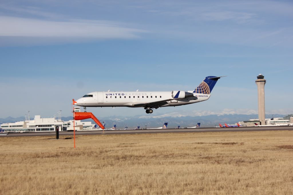 Canadair Regional Jet CRJ-200 (N962SW) - 10-28-2015, landing on 17R.