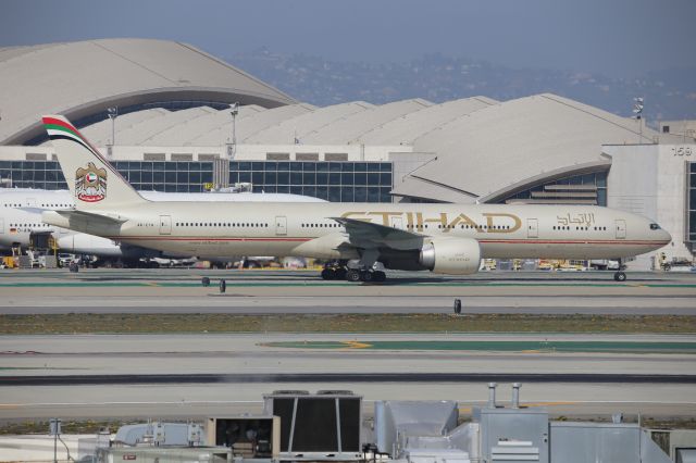 BOEING 777-300ER (A6-ETR)