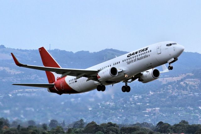 Boeing 737-700 (VH-VXQ) - Boeing 737-838(WL) VH-VXQ rotates away from Adelaide Airport with flight QF664.