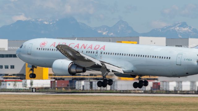 BOEING 767-300 (C-FXCA)