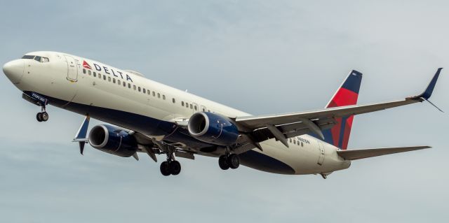 Boeing 737-900 (N881DN) - Delta Airlines Boeing 737-932ER arriving from Atlanta landing on runway 29 at Newark on 8/8/21.