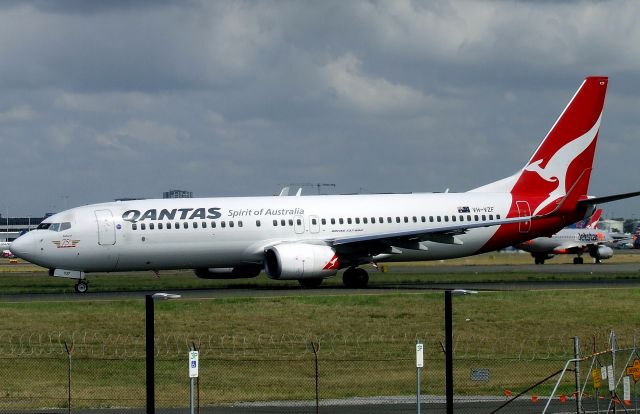 Boeing 737-800 (VH-VZF) - VH-VZF, is ex ZK-ZQA of Jetconnet. It was returned to Qantas mainline in October 2017 and re-registered at the same time. Photo taken on 2nd January 2018.