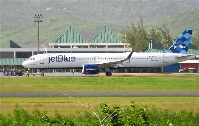 Airbus A321 (N2002J)