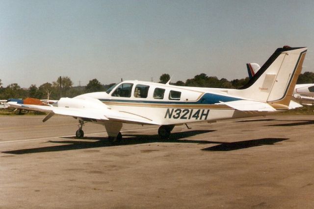 Beechcraft Baron (58) (N3214H) - Seen here in Jun-97.  Exported to Paraguay 20-Jan-15.