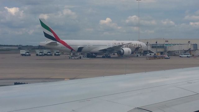 Boeing 777-200 (A6-EBU) - Taxiing.