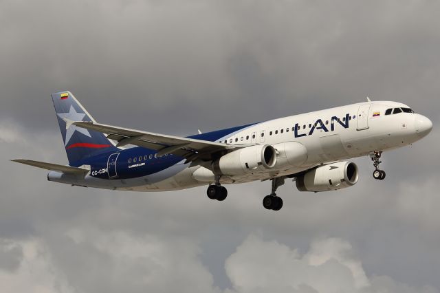 Airbus A320 (CC-CQN)