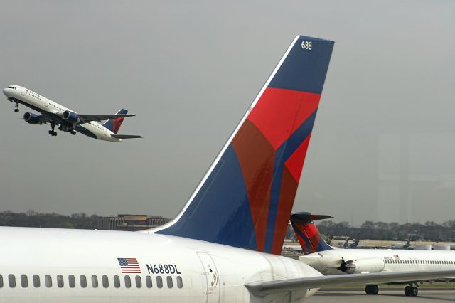 — — - Delta 757 Departs Atlanta, GA Runway 26 Left Late Morning March 14, 2011