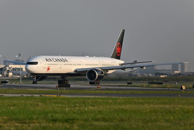 BOEING 777-300 (C-FIVX)