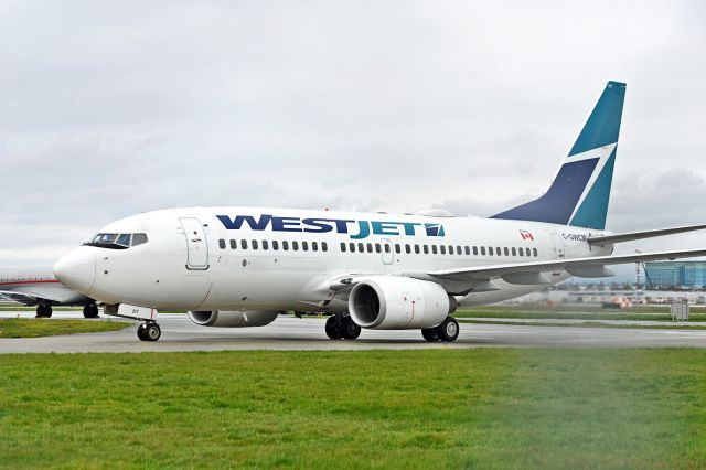 Boeing 737-700 (C-GWCM)