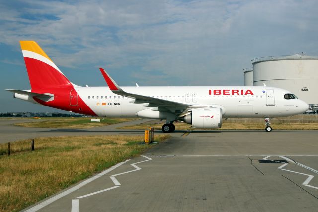 Airbus A320neo (EC-NDN) - Taxiing to Stand 562 on 5-Jul-19 operating flight IBE3164 from LEMD.