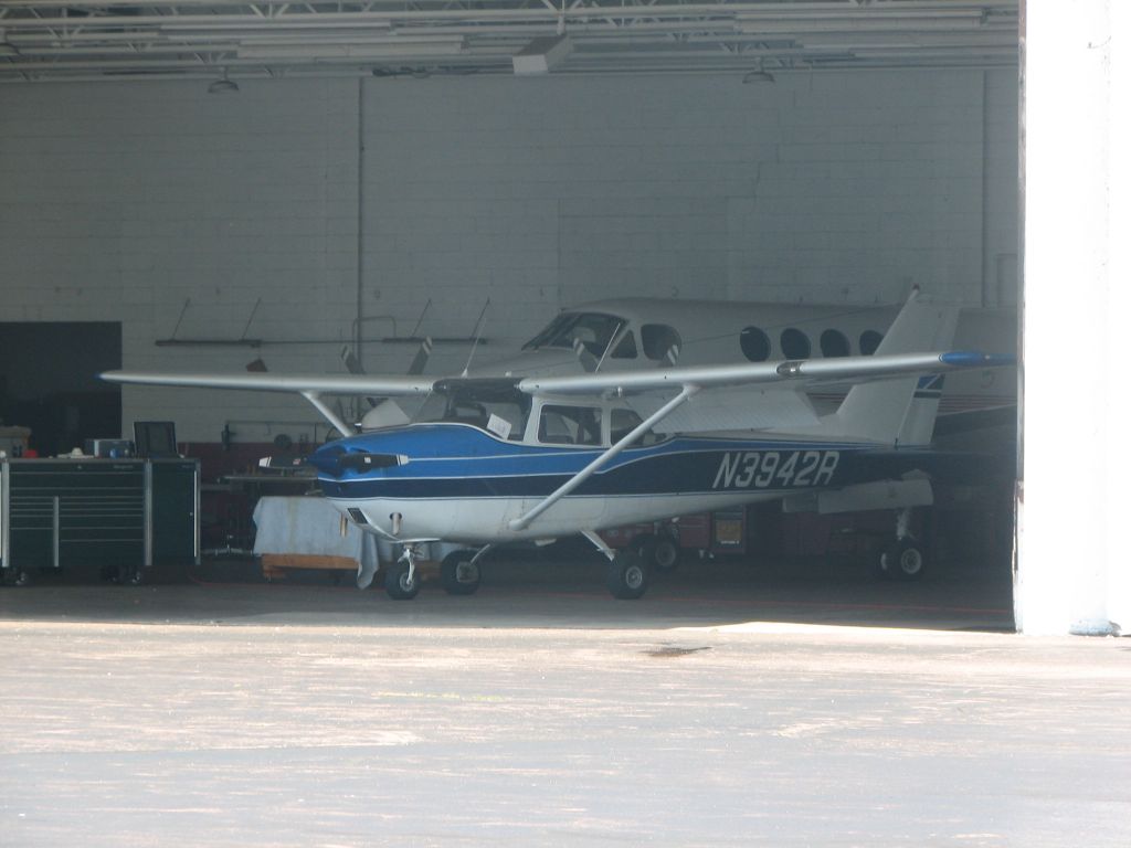 Cessna Skyhawk (N3942R) - at Williamsport