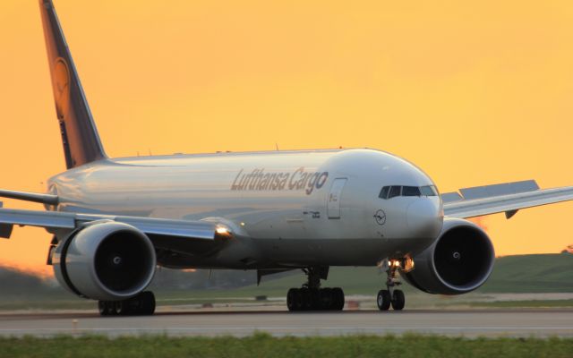 BOEING 777-200LR (D-ALFD) - landing on runway 10R with reverser deployed (07/12/2015)