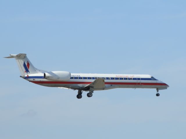 Embraer ERJ-135 (N811AE)