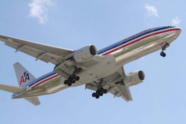 Boeing 777-200 (N777AN) - Landing on runway 027L at LHR.