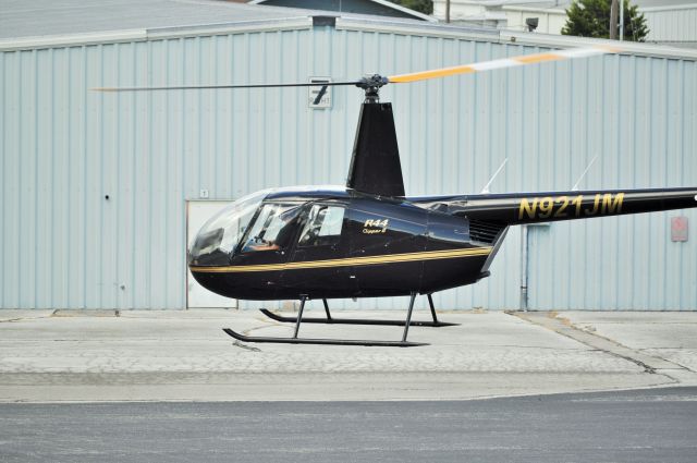 Robinson R-44 (N921JM)