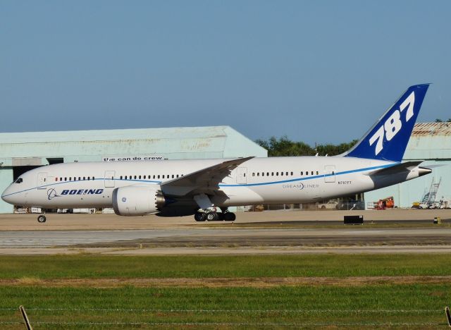 Boeing 787-8 (N787FT)