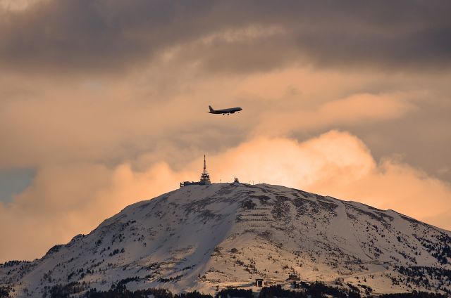 Airbus A321 (G-MARA) - Flying the right hand downwind for the rwy08 in front of the Patscherkofel mountain