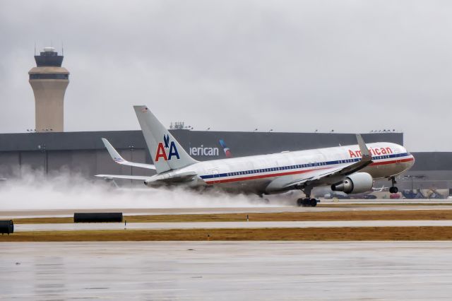 BOEING 767-300 (N354AA)