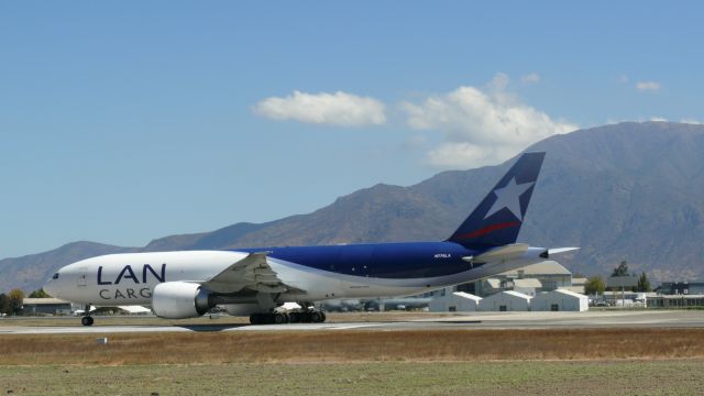 Boeing 777-200 (N776LA) - FOTO SPOTTER JULIO VILLARROEL, AEROPUERTO ARTURO MERINO BENITEZ, SANTIAGO DE CHILE 