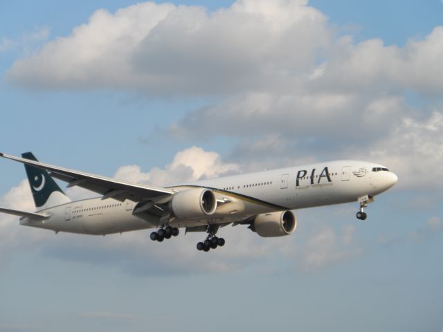 BOEING 777-300 (AP-BHW) - PIA