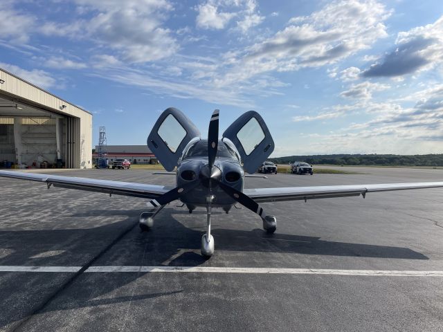 Cirrus SR-22 (N824ET)