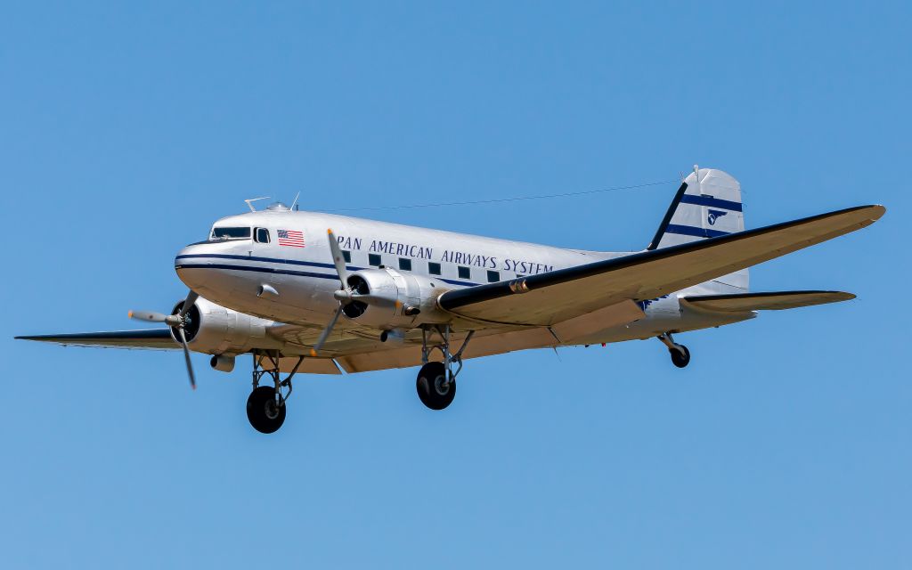 Douglas DC-3 (N877MG)