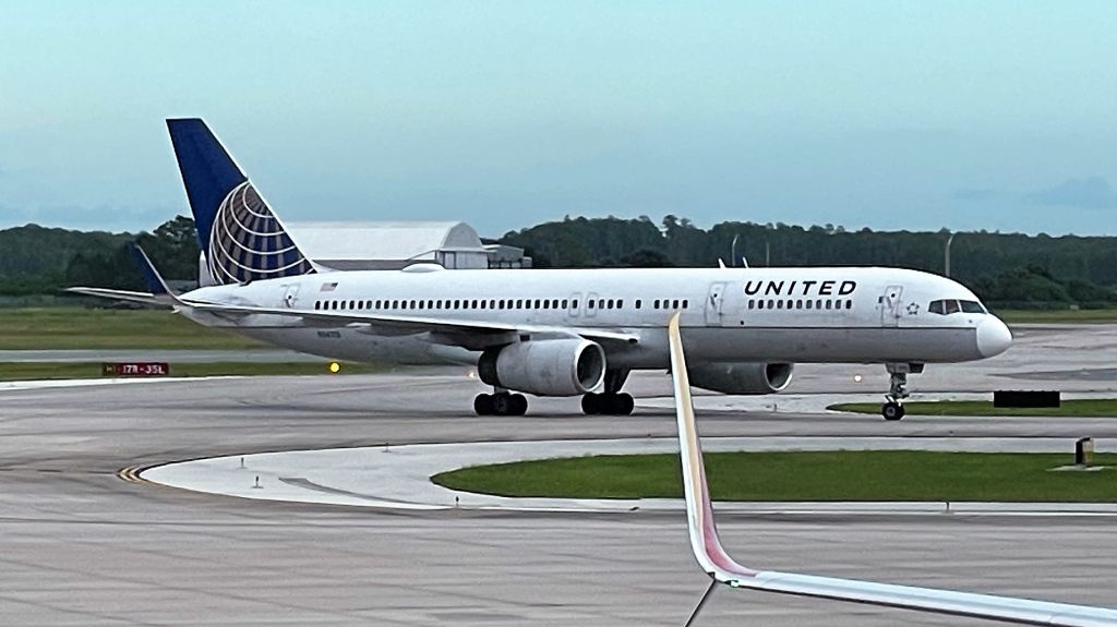 Boeing 757-200 (N14115) - Arriving from ORD with a mismatched nose as UA2463