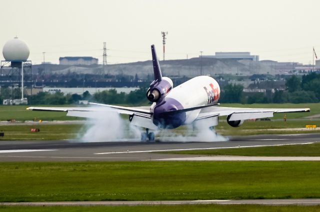 McDonnell Douglas DC-10 (N68051) - 2015-June-07 Sunday evening FedEx DC10 N68051 over 41 years old plane landing Toronto